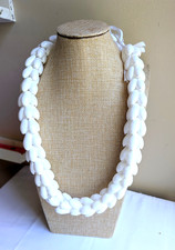 Vintage Hawaiian Shell Lei Necklace with Cream Flower Clusters and Barrel Clasp — listing 5