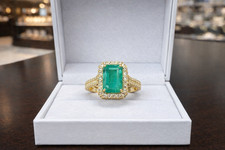 14K Yellow Gold Oval Emerald & Diamond Accent Ring with Ribbed Shoulders