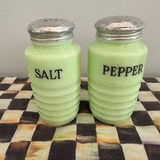 Vintage Jadeite Ribbed Beehive Salt/Spice Shaker Jar, 4 inches tall (No Lid) — listing 5