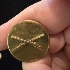 WWII US Army Enlisted Infantry Crossed Rifles Collar Disc Insignia — listing 3