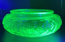 Green Uranium (Vaseline) Glass Depression-Era Ribbed/Swirl Console Bowl with Square Foot — listing 4