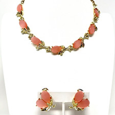 Vintage 1950s Pink Moonglow Thermoset Lucite Choker Necklace with Gold-Tone Links — listing 5