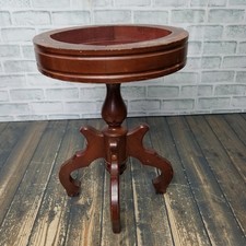 Vintage Round Mahogany Side/Accent Table with Fluted Tapered Legs — listing 4