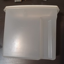 Rubbermaid White Plastic Cereal / Dry Goods Storage Container with Flip-Top Pour Lid — listing 3