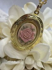Vintage Round Floral Rose Cameo Brooch with Filigree Gold-Tone Frame — listing 4
