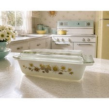Vintage Pyrex Early American / Homestead Pattern Casserole Dish with Glass Lid and Serving Cradle — listing 6