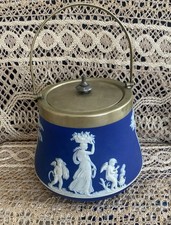 Antique Green Lithographed Tin Biscuit Tin with Neoclassical Cherub Jasperware Motif — listing 5
