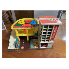 Fisher-Price Little People Play Family Action Garage #930 Parking Ramp Race Track — listing 3