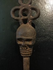 Ornate Cast Metal Wall-Mounted 3-Hook Key Rack with Scrollwork Openwork Panel