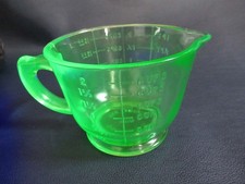 Vintage Green Uranium Glass 2-Cup Measuring Batter Bowl with Pour Spout and Handle — listing 2