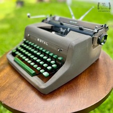 Royal Quiet De Luxe Portable Typewriter with Case — listing 6