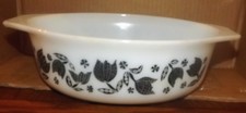 Pyrex Early American / Colonial-style Bowl with Black Tulip and Roosters Pattern — listing 6