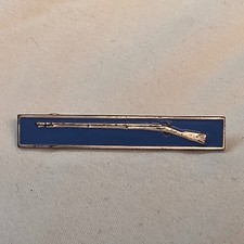 Mixed Lot of Military Insignia, Marksmanship Award Bars, Lapel Pins & Collectibles — listing 5