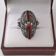 Vintage Middle Eastern Style Ring with Large Carnelian/Agate Stone and Engraved Shoulders No visible marks / unmarked — listing 6