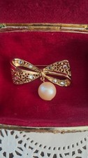 Vintage Retro Gold-Tone Scroll Bow Brooch with Clear Rhinestones and Baguettes