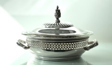Antique Silver Plate Adjustable Casserole / Hot Dish Holder Trivet with Shell Feet