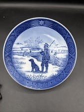 Royal Copenhagen 1977 Christmas Plate 'Immervad Bridge' with Hunter and Dog — listing 2