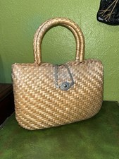 Vintage Woven Wicker Box Handbag with Kiss-Lock Clasp and Curved Handle — listing 6