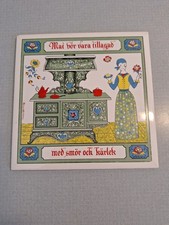 Vintage Scandinavian Berggren-Trayner Wooden Charcuterie / Cheese Board with 'Välkommen till vårt hem' Ceramic Tile, 28 inches — listing 4