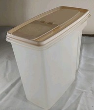 Rubbermaid White Plastic Cereal / Dry Goods Storage Container with Flip-Top Pour Lid