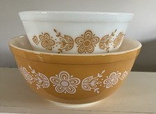 Pyrex Butterfly Gold Round Casserole Dish with Clear Lid — listing 3