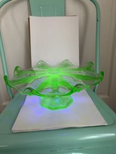 Green Uranium Glass 10-inch Footed Cake Plate with Sunflower/Daisy Etched Pattern — listing 4