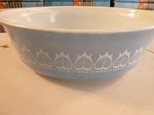 Pyrex Early American / Colonial-style Bowl with Black Tulip and Roosters Pattern — listing 4