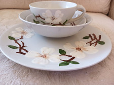 Mid-Century Gray Coupe Dinnerware Set with Yellow Dogwood Floral, Square/Rectangular Forms — listing 4