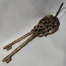 Ornate Cast Metal Wall-Mounted 3-Hook Key Rack with Scrollwork Openwork Panel — listing 2