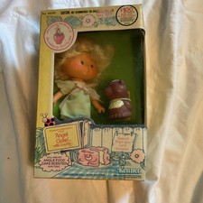 Vintage 1980 Kenner Strawberry Shortcake Angel Cake Doll with Souffle Pet Skunk, 6 inch