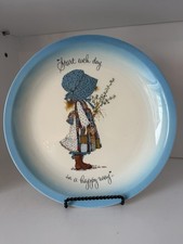 Vintage Holly Hobbie Collector Plate "Good Friends Are Sunshine on a Rainy Day" - Girl in Yellow Raincoat with Umbrella and Cat — listing 4