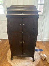 Antique Victor Victrola Upright Phonograph in Mahogany Cabinet with Cabriole Legs — listing 3